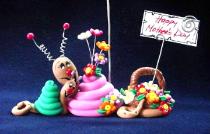 Mother's Day Snail Photo Holder- Handmade with glazed Fimo. Nickel and silver wire are used for final details. Each Item can be personalized or the note can bring a special message. (Please, specify it with your order)