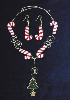 This porcelain handmade necklace is painted in glossy red and white for the candy cones and green and gold enamel details for the Christmas tree.  Also some foil effects are applied. Austrian Crystals, glass  beads and gold plated wire is used for final details. Earrings, are one set of two Candy Cones design