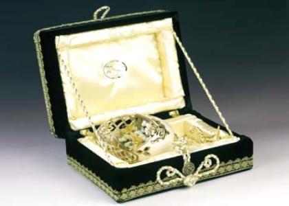 Each Eggypiece Box is decorated and carefully crafted by the artist thinking about providing these pieces of art with proper storage, comfort and protection. Each box completes the eggypiece by selecting coordinating fabrics and details to combine with the art piece.